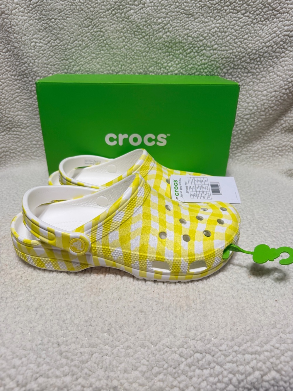 CROCS Clog in Yellow and White Gingham Women’s Size 9 Men’s Size 7